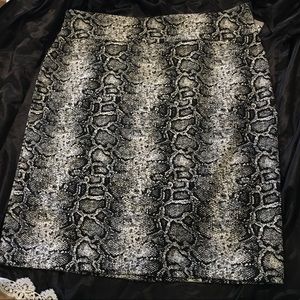 NEW Soho Apparel Snakeskin print sheath skirt
